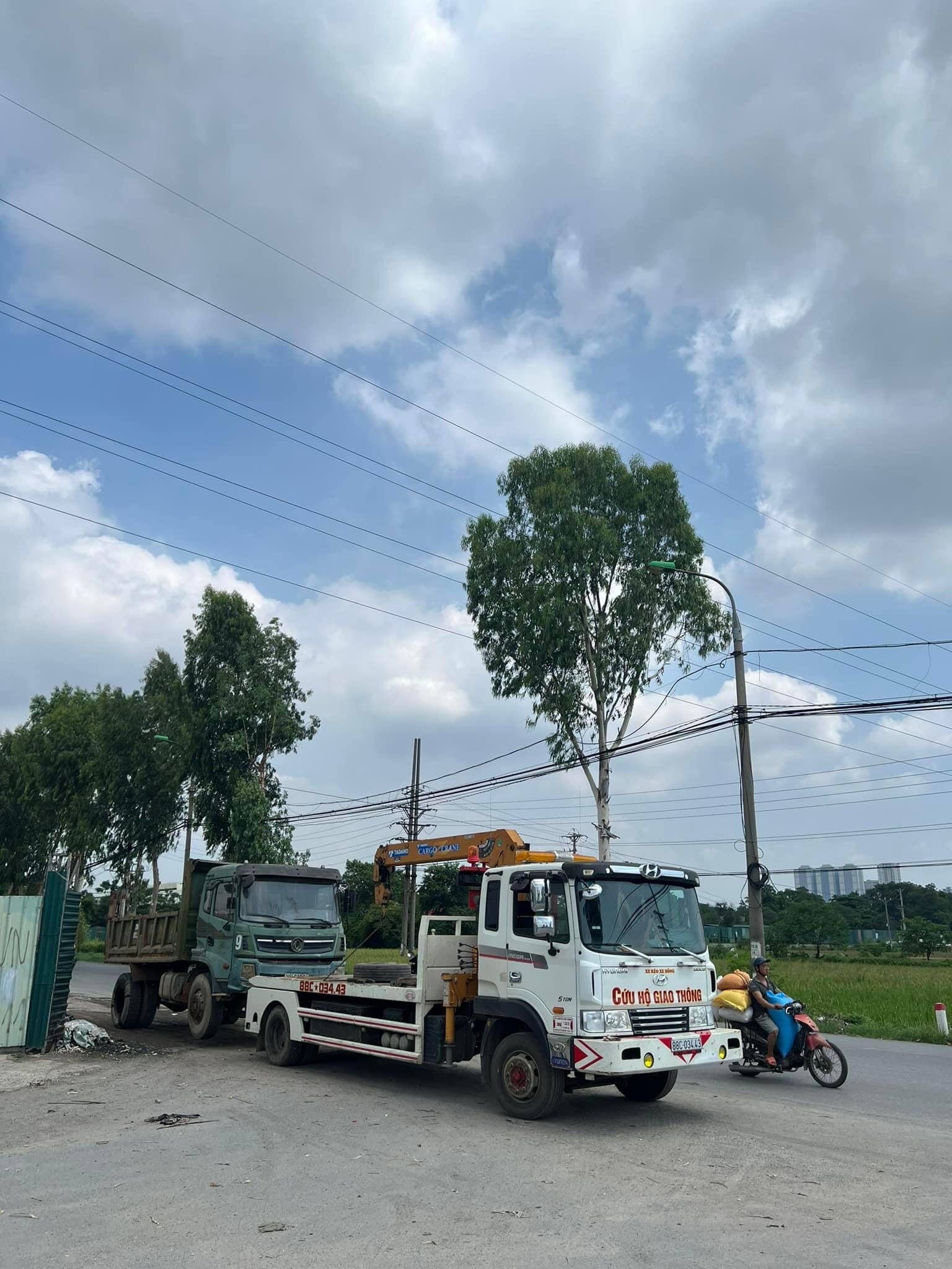 Cứu hộ cao tốc Nội Bài Lào Cai, cẩu kéo các loại xe trọng tải lớn 