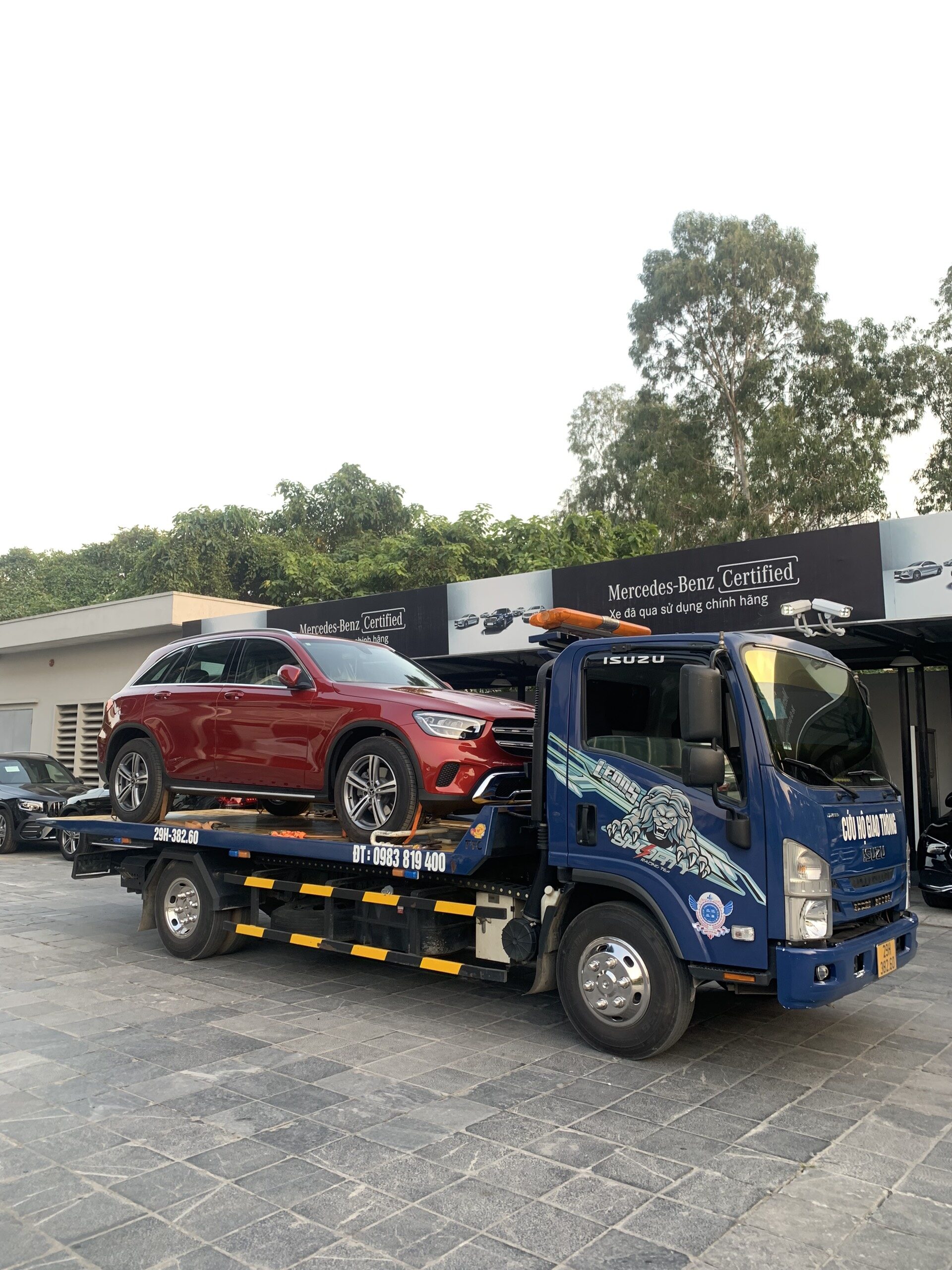 cứu hộ ô tô mercedes benz về hãng 